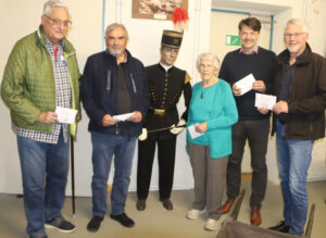 (v.l.n.r.): Vorsitzender Hans-Jürgen Frank, Stellvertreter Dietmar Wilke und Ehrenschriftführerin Christa Centner von den Aquarianern übergaben dem Museumsverein Naila mit Vorsitzendem Marco Hader und Stellvertreter Ralf Büntig eine großzügige Geldspende